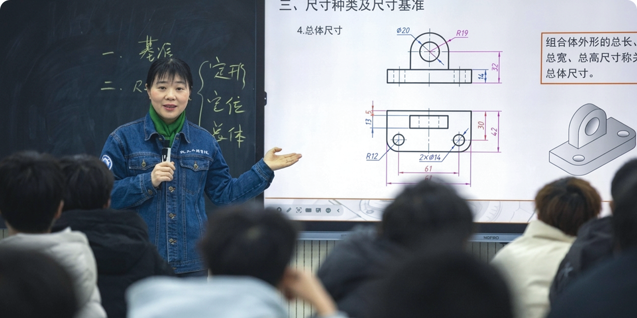 三尺讲台育巧匠